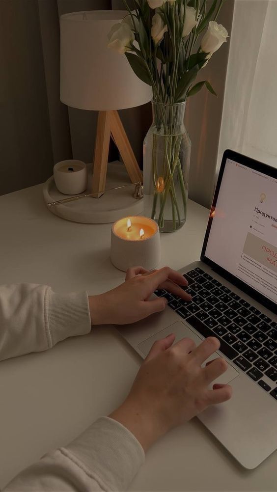 Personne tenant une ampoule lumineuse représentant l'inspiration